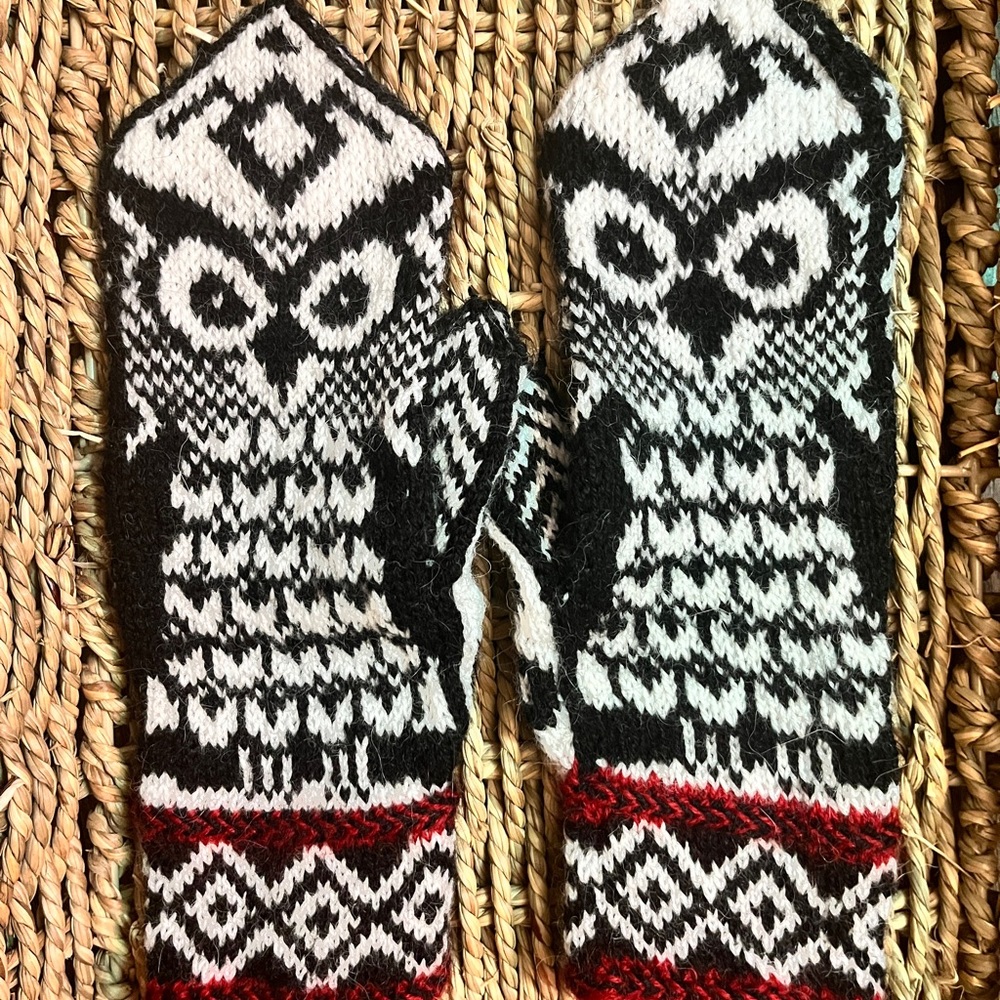 Twin Peaks Patterned Mittens Size S-M - Picture 2 of 4